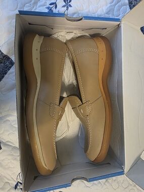 Y2k era vintage "Somethin' else from Skechers" leather loafers.